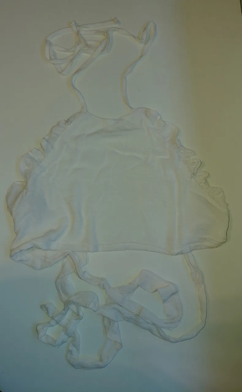 Top blanco con volados y tiras para atar.