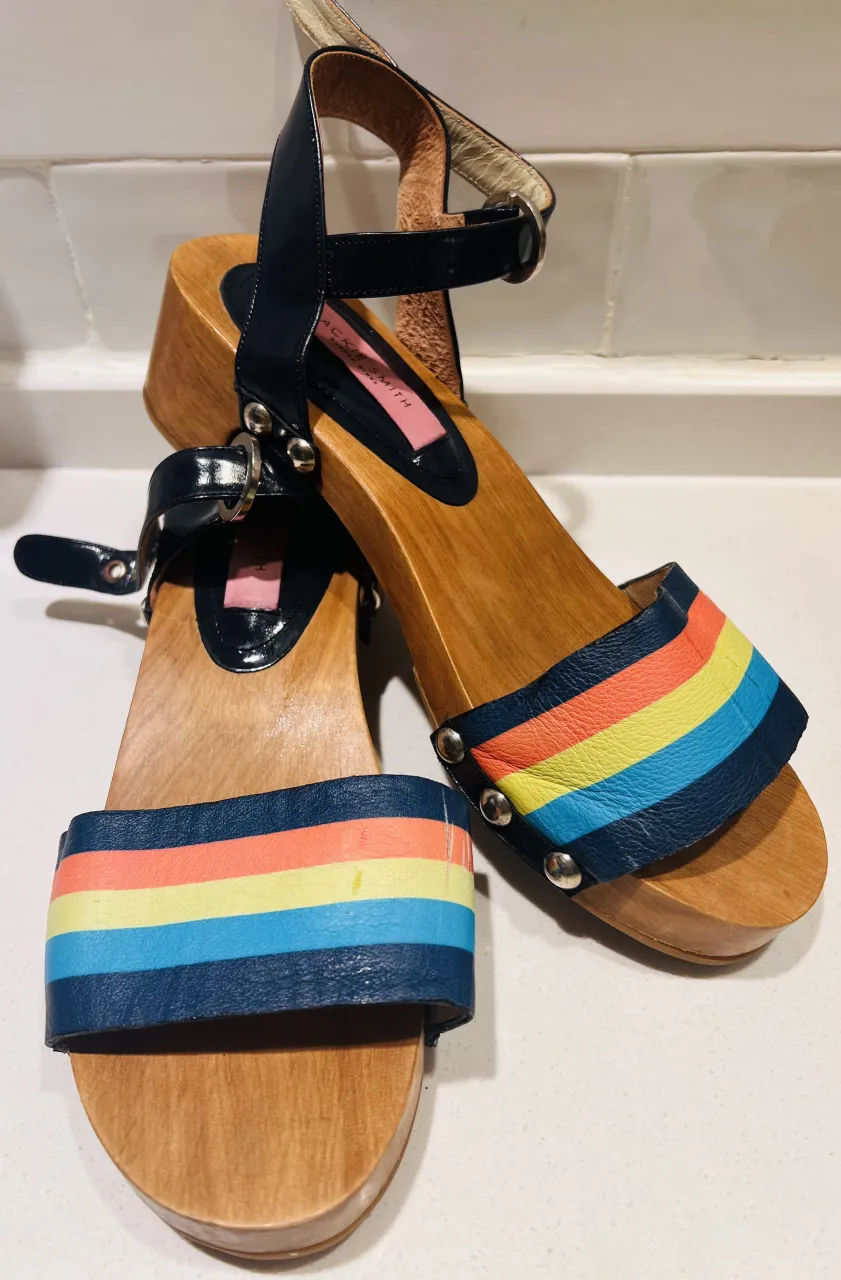 Sandalias de madera con tiras de cuero multicolor y hebilla charolada . Marca Jackie Smith. suela goma. tal como se ve en la foto , en el sector con rayas tienen unas rayitas propias de uso