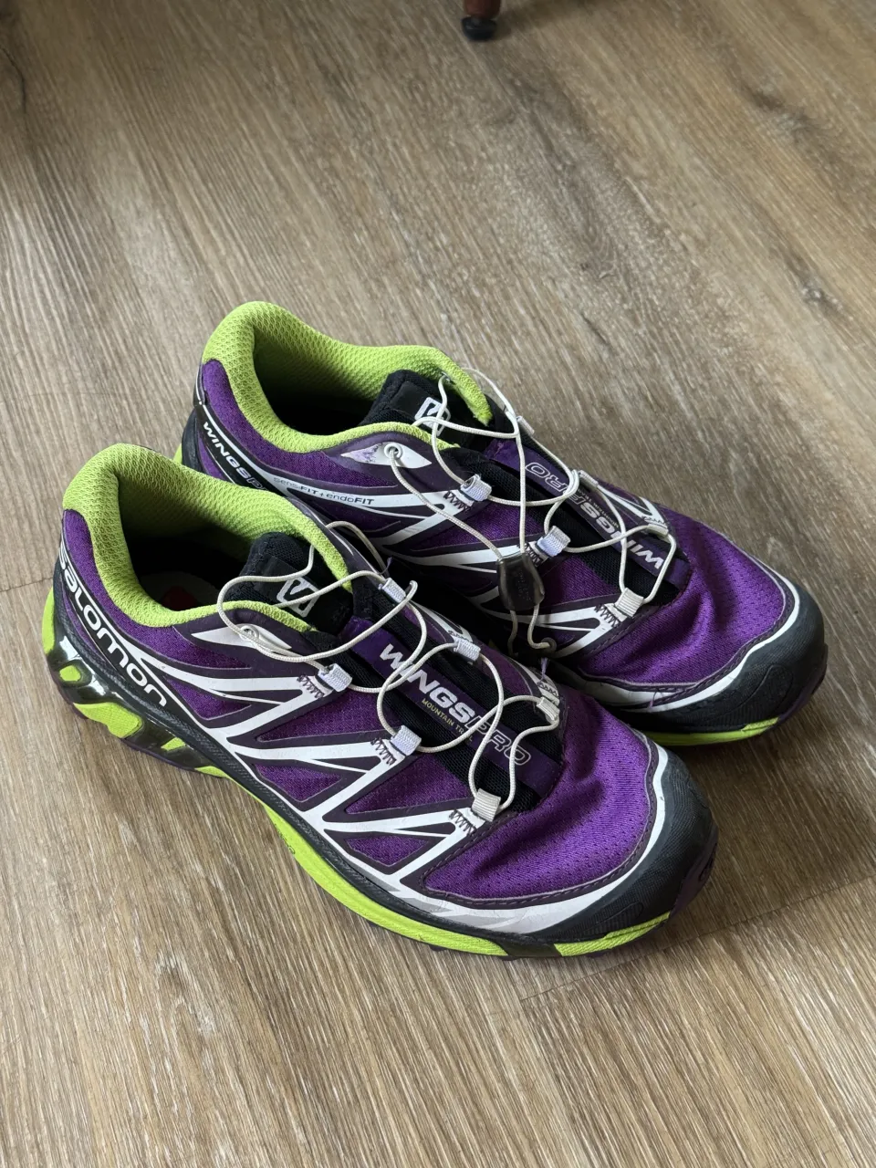 Las vendo por que me quedan muy justas 😓, Zapatillas de running Salomon color violeta con detalles en verde lima y blanco. Poseen cordones elásticos con ajuste rápido y suela con buen agarre.