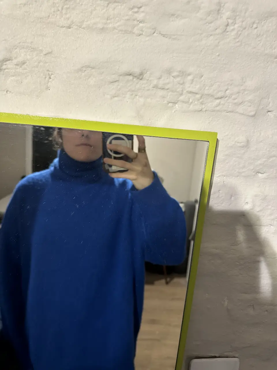 Sweater de cuello alto azul de Zara, talle L. Ideal para el invierno, cómodo y abrigado. tiene algunas pelotitias, tiene señales de uso pero esta en muy buen estado. Lo vendo porque no me combina el color con mis cosas