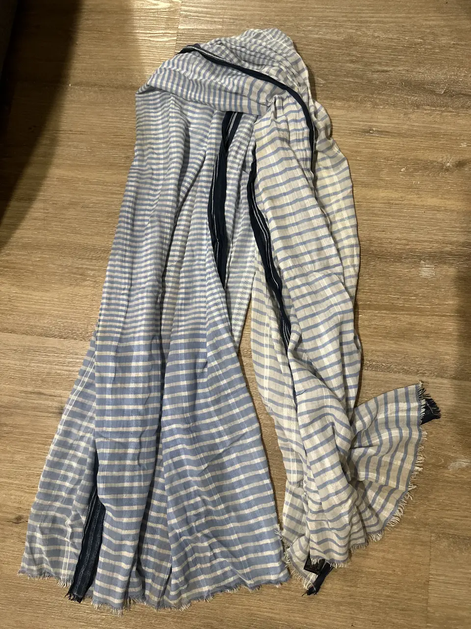 Pañuelo Zara Accessories a rayas celeste y blanco, ideal para complementar cualquier look casual o de verano. Confeccionado en algodón suave y ligero, este pañuelo es perfecto para añadir un toque de estilo y frescura a tu outfit.