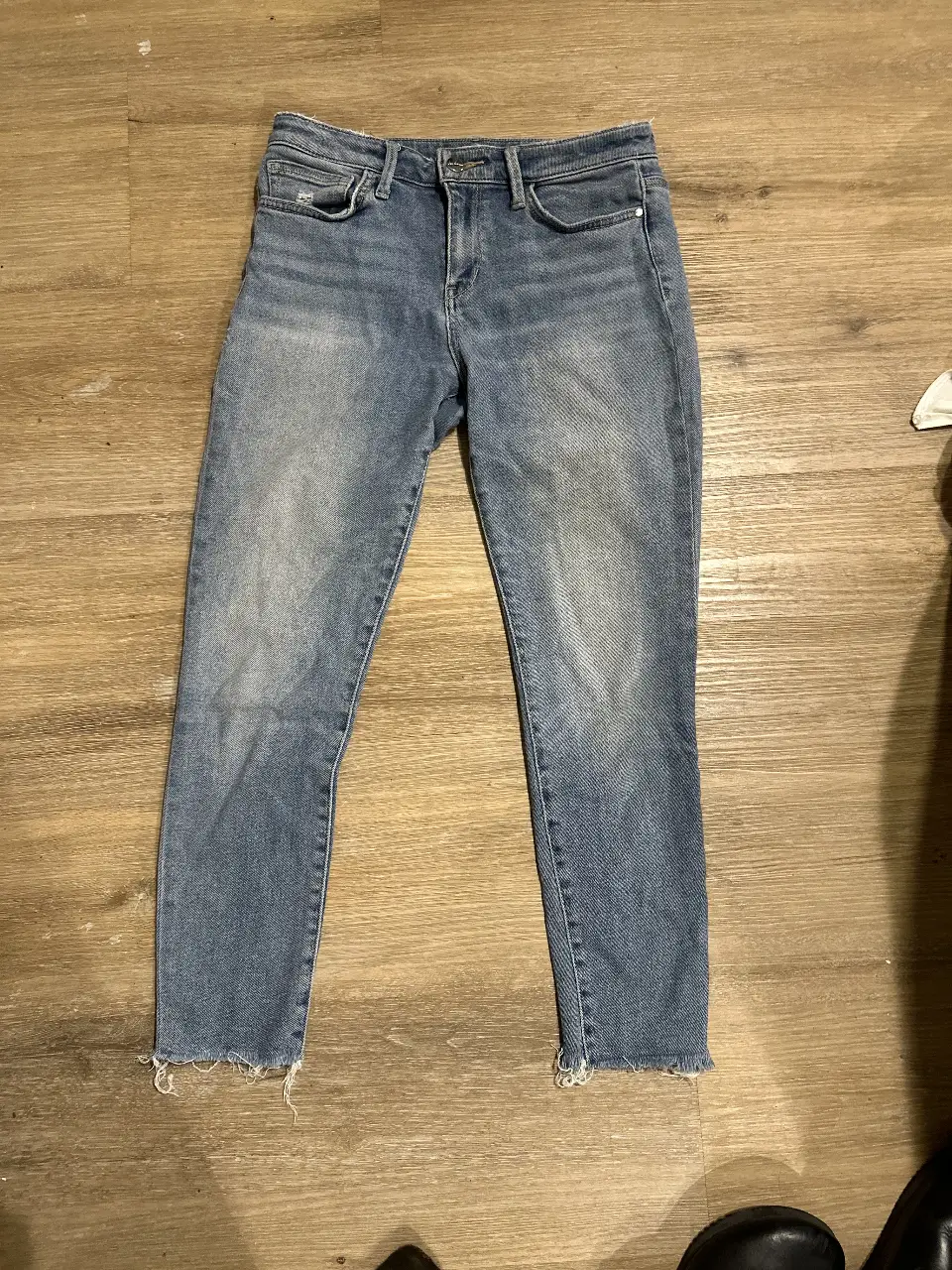 Jeans de mujer Sam Edelman, modelo The Kitten, corte skinny crop. Talle 29. Tiro medio, con detalles de desgaste y dobladillo deshilachado. Ideal para un look casual y moderno.