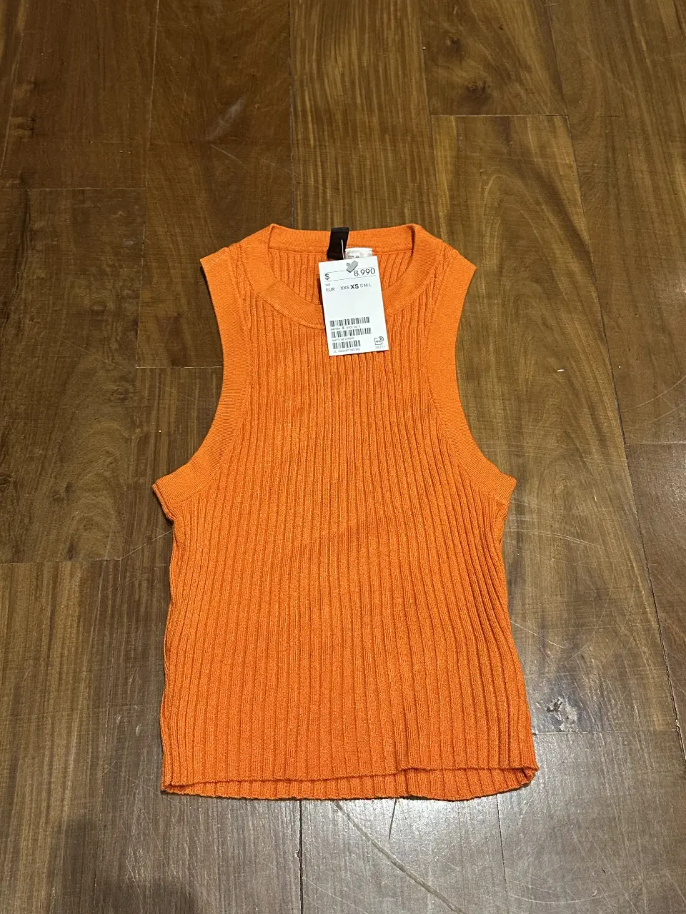 Musculosa naranja de tejido de punto acanalado, ideal para un look casual y moderno. Confeccionada en un tejido suave y cómodo, perfecta para combinar con jeans o shorts. No es taaaaaan chico como un xs es mas un s