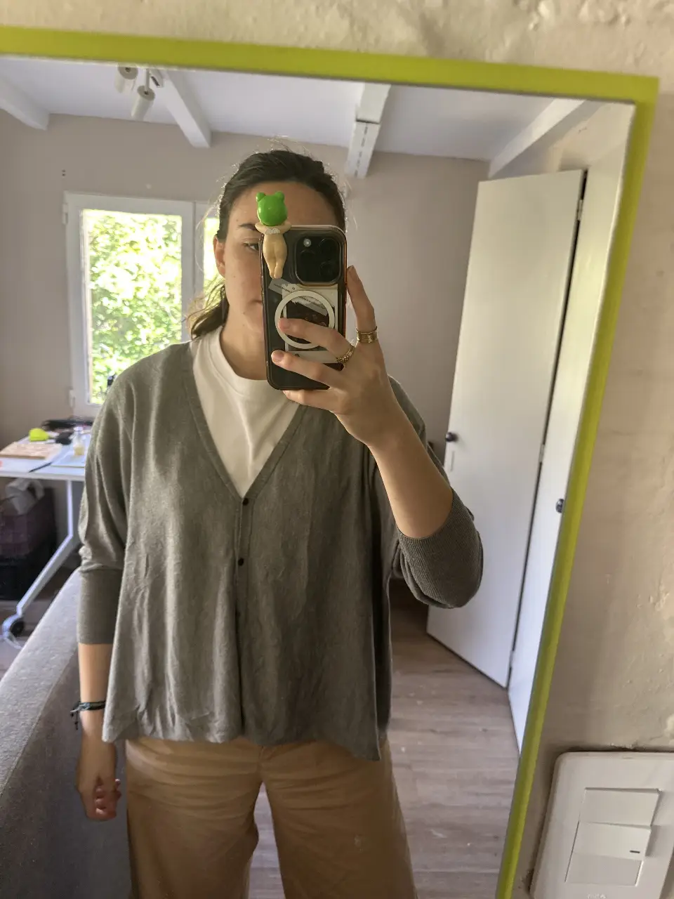 Cardigan gris de Zara, talle M. Ideal para un look casual y cómodo. Perfecto para usar en cualquier ocasión.