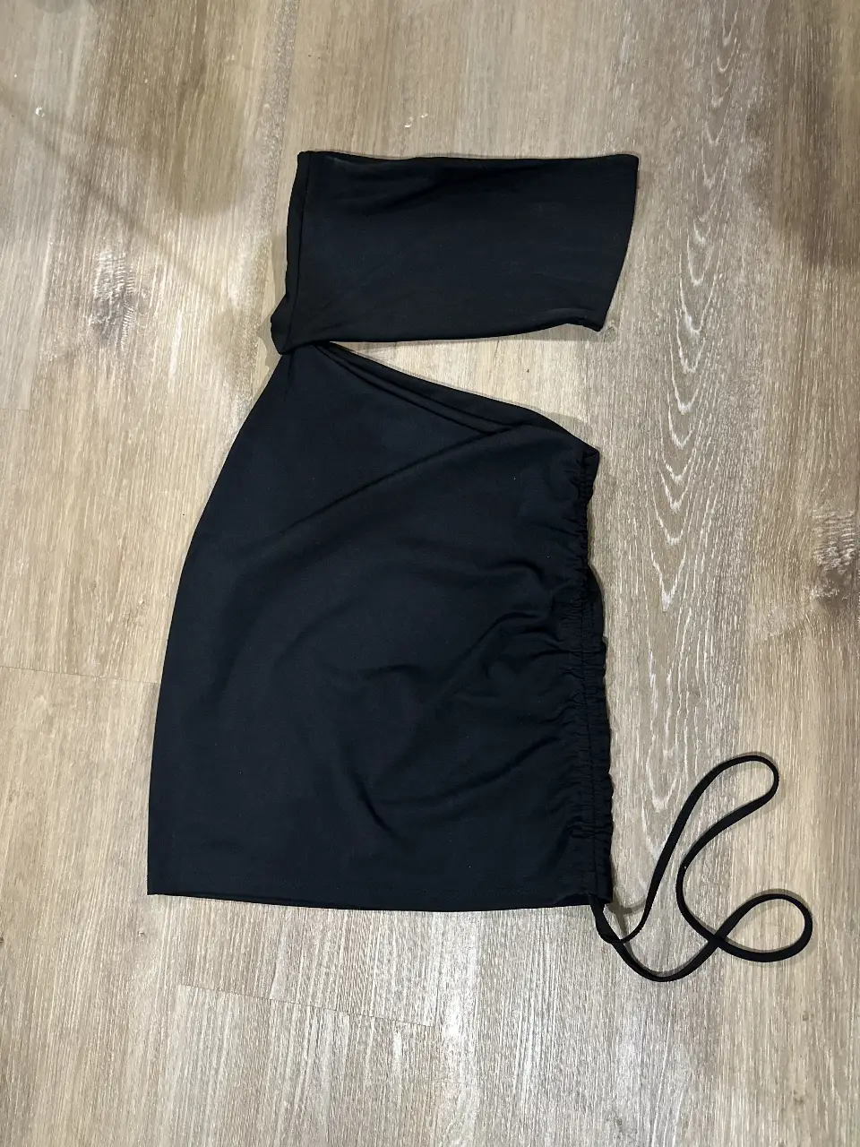 Vestido mini negro con diseño cut out. Ideal para fiestas y salidas.