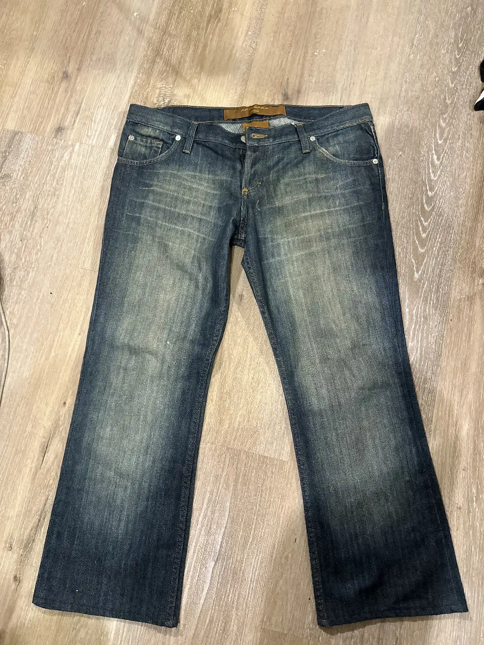 Jeans de mujer, corte recto, color azul gastado, tiro bajo. Marca Akiabara denim. Esta sin usar. Talle 32/32.