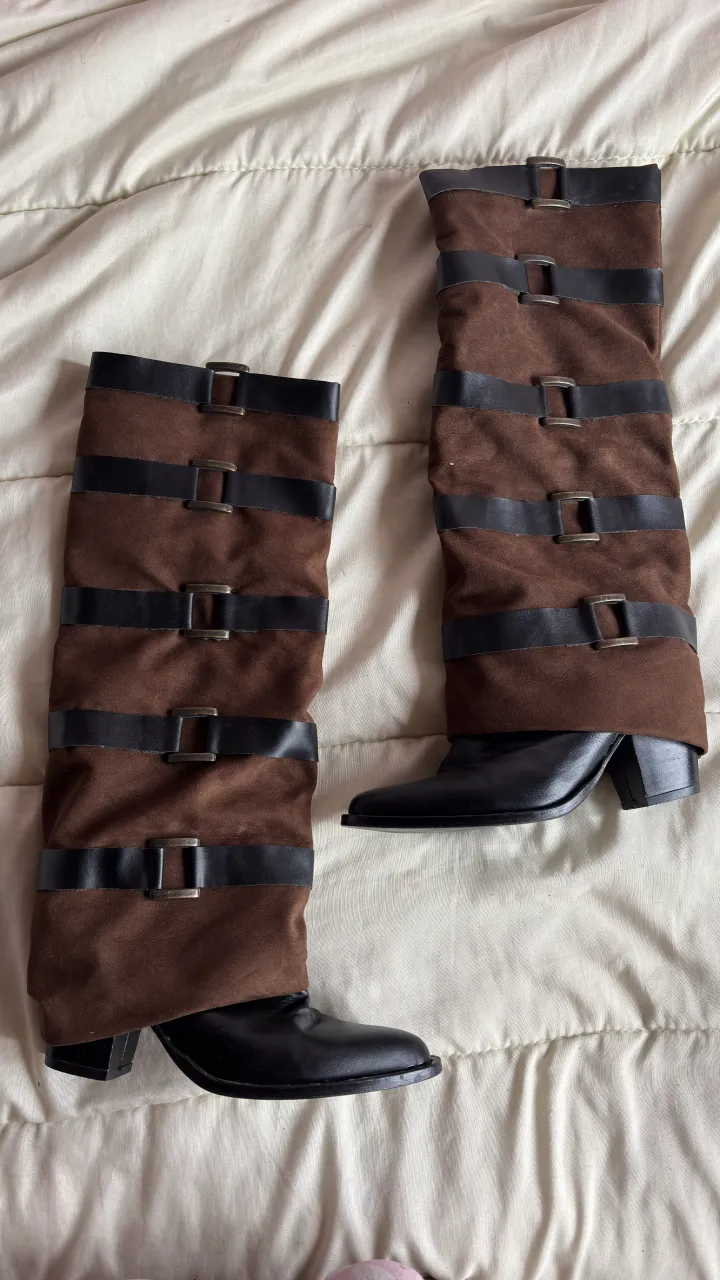 Botas de caña alta marrones con tiras y hebillas negras. Cierre lateral. DISEÑO PROPIO