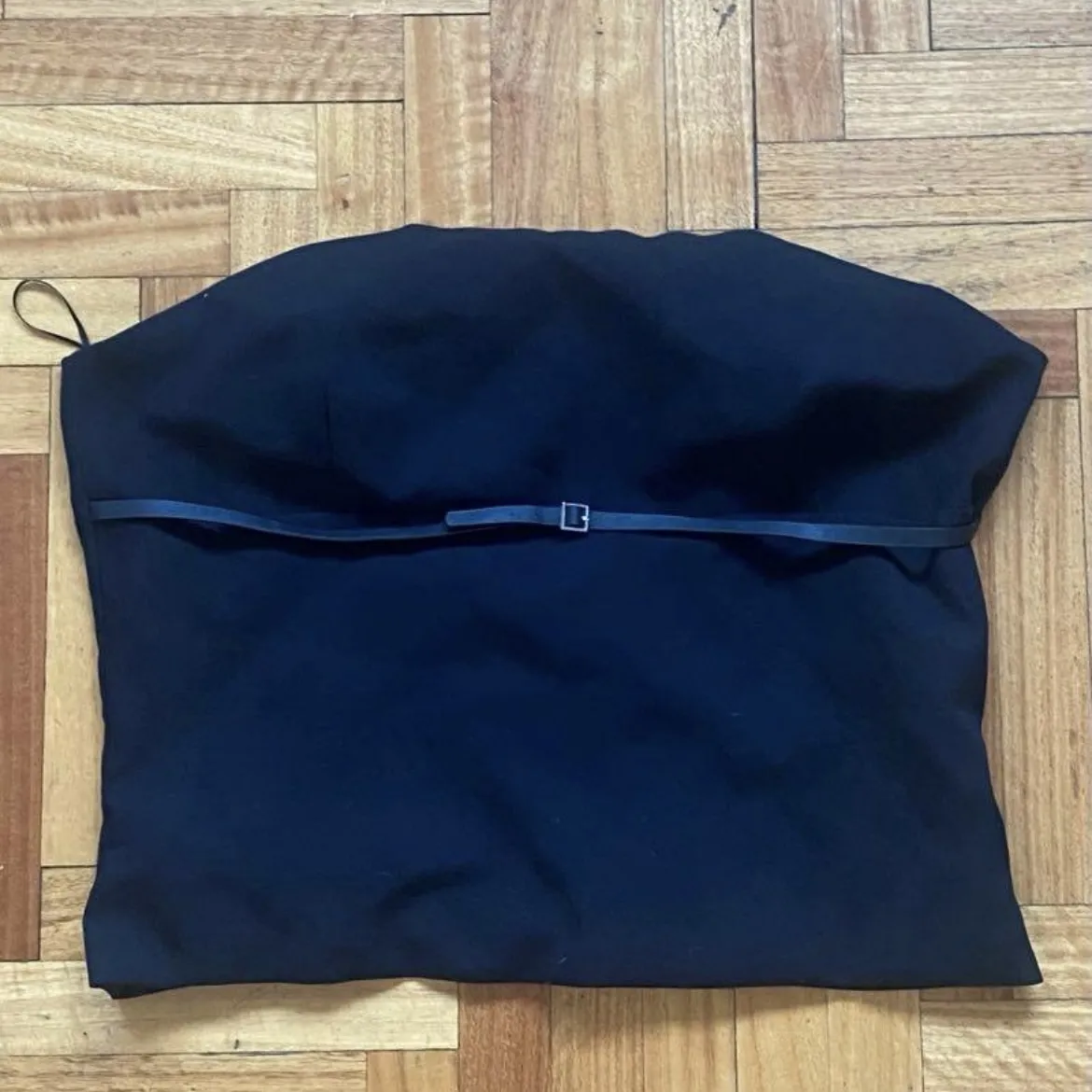 Top negro strapless con tiras y hebillas.