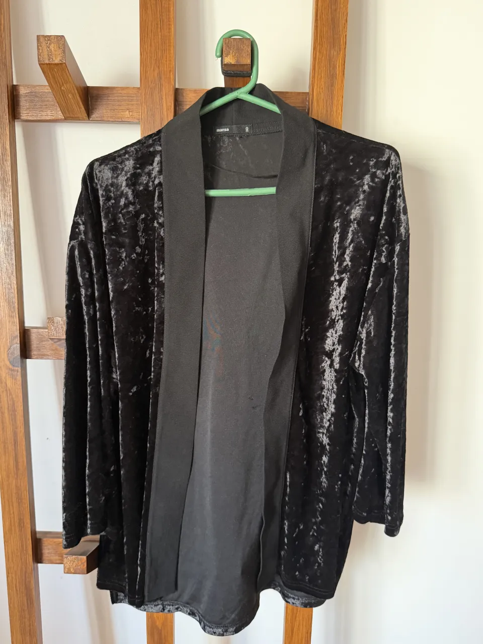 Cardigan de terciopelo negro, súper suave y con un brillo espectacular. Ideal para darle un toque elegante a cualquier outfit, ya sea de día o de noche. Su corte es amplio y cómodo, perfecto para usar sobre otras prendas.