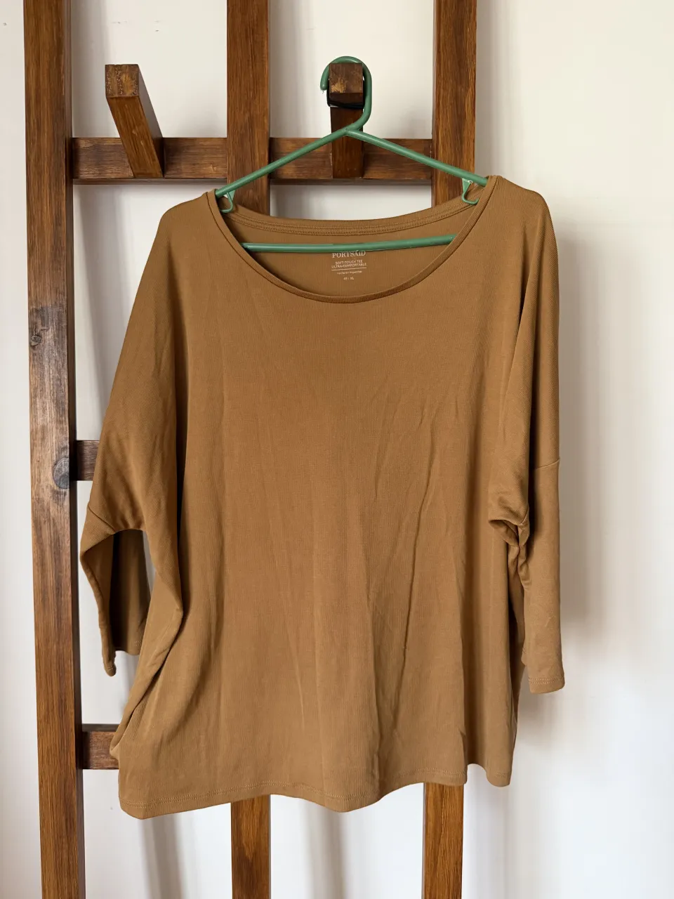 Remera manga 3/4 de color marrón. Posee un corte holgado y escote redondo.