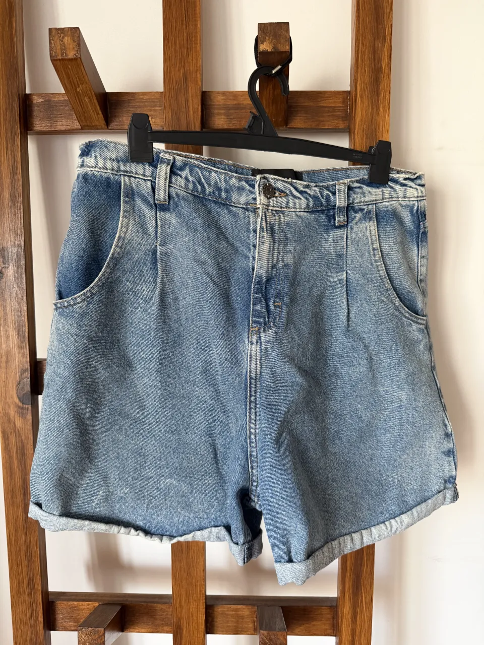 Shorts de jean tiro alto, estilo mom, con roturas sutiles y un lavado desgastado súper canchero. Perfectos para un look relajado y a la moda. talle 30 de Mishka