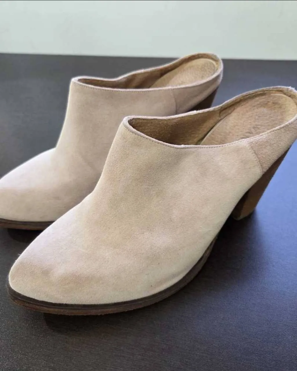 Zuecos de gamuza color rosa viejos con taco de madera. Marca WANAMA. 