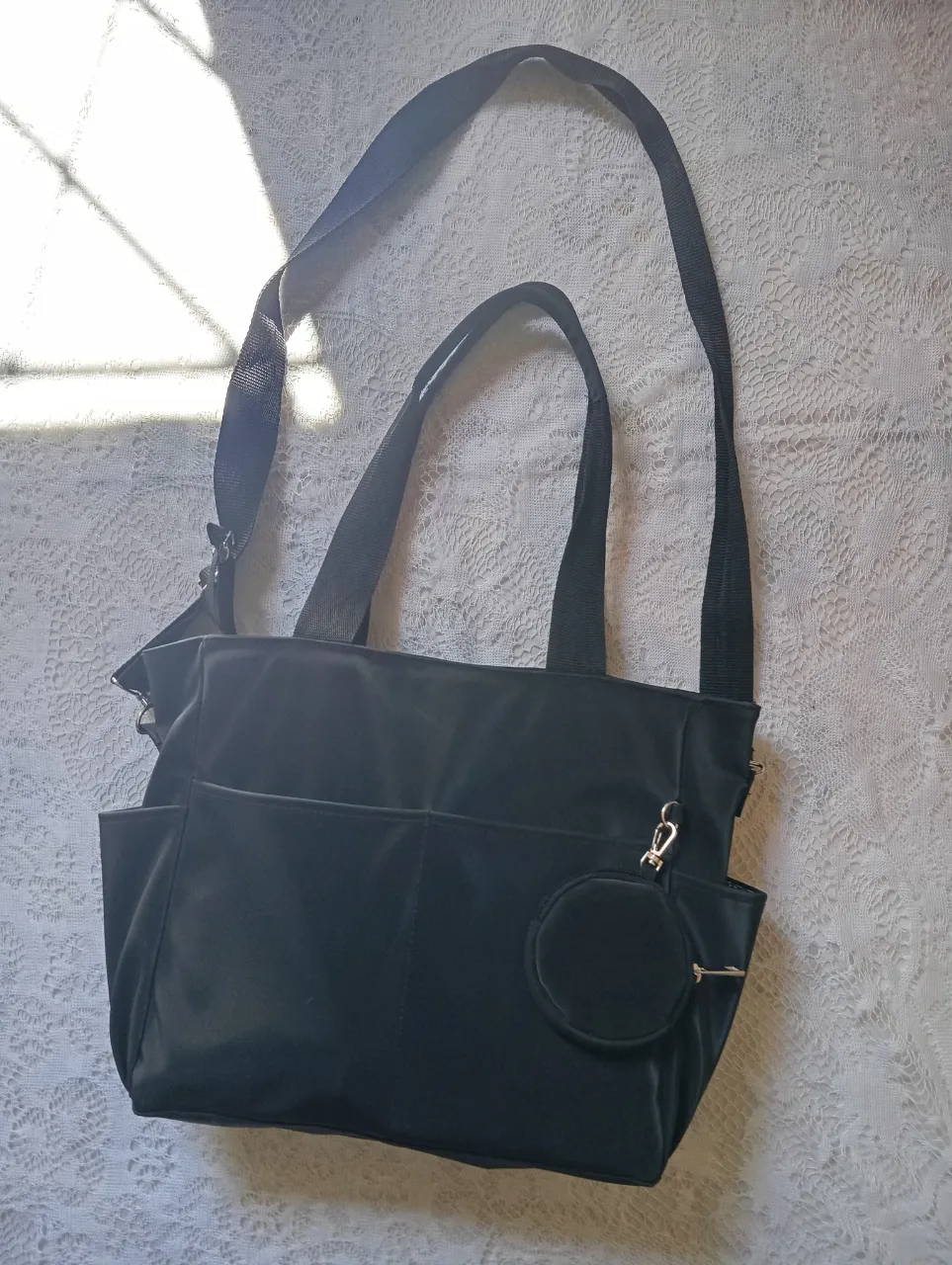 Tote Bag con correa larga y dos asas cortas. Tiene bolsillos externos y un pequeño monedero colgante. El interior está forrado con tela estampada y tiene bolsillo. 36cm de ancho 32cm de alto