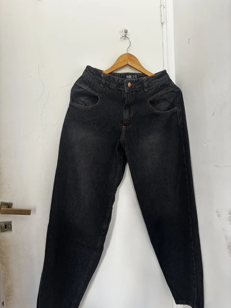 Jean de corte baggy, color azul oscuro y azul claro . Cierre y botón.