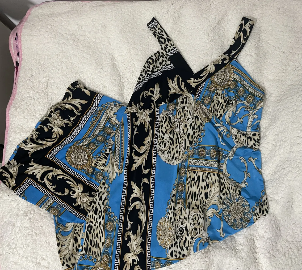 Vestido largo estampado 
A mi me queda hasta los pies y mido 1,58
talle s/m 
se estira xq es de una tela elastica