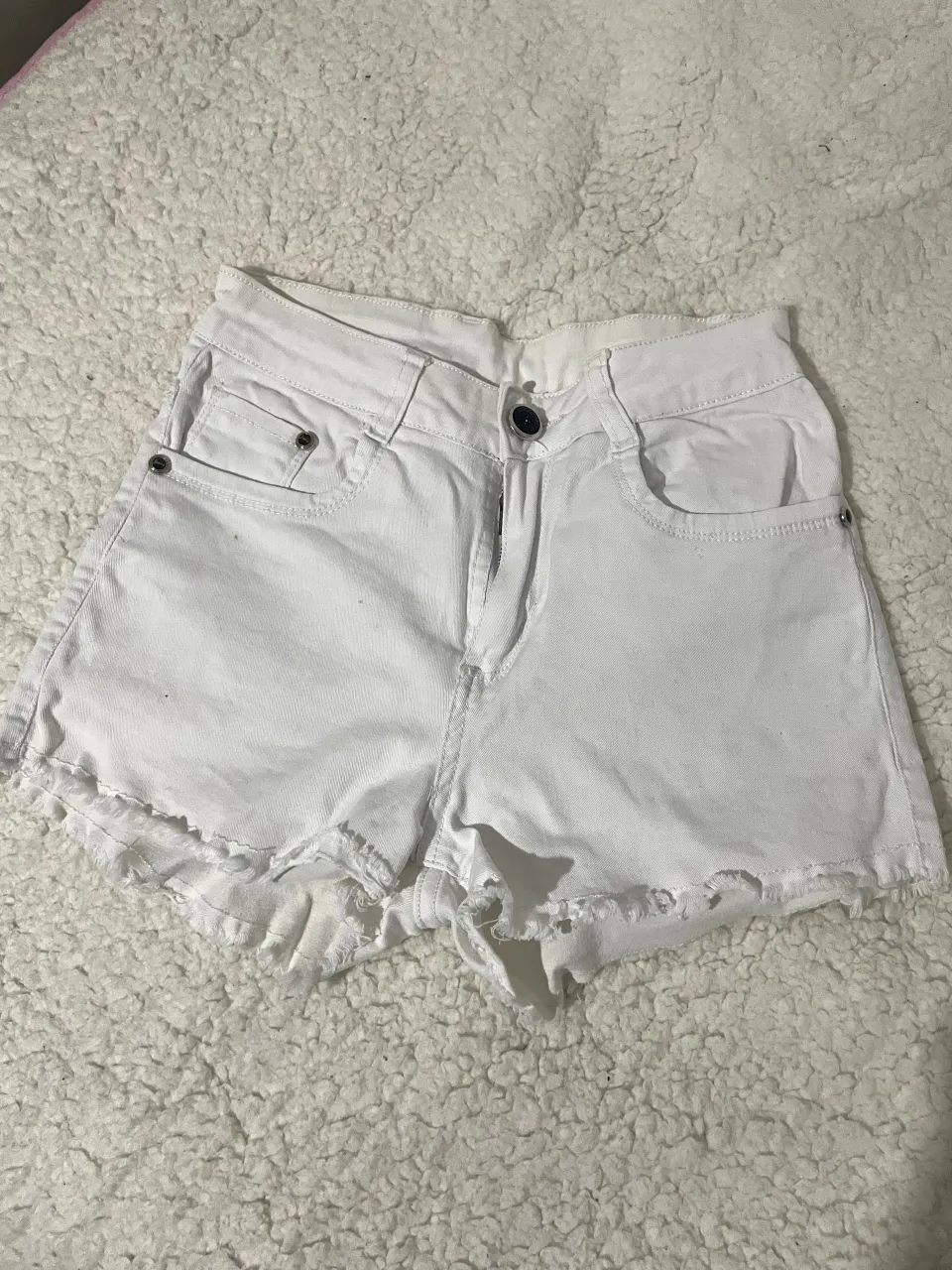 short de jean tiro alto
tiene esas manchitas como de oxido
