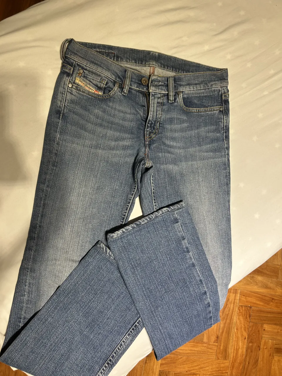 Jeans de corte recto, tiro bajo,  talle 26 muy poco uso 