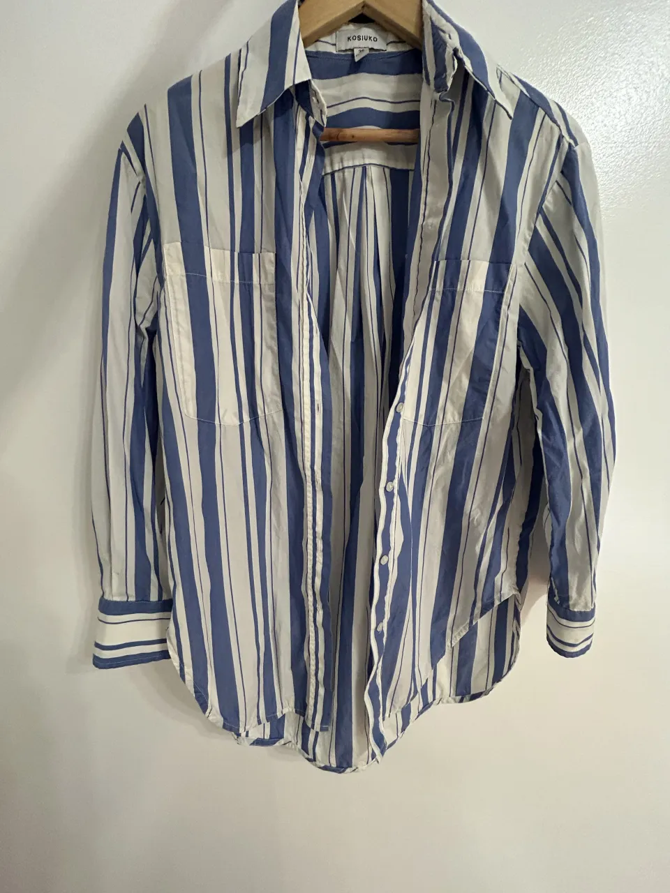 camisa marca Kosiuko no tiene más de 2 usos. es talle XS pero es oversized va para un S 