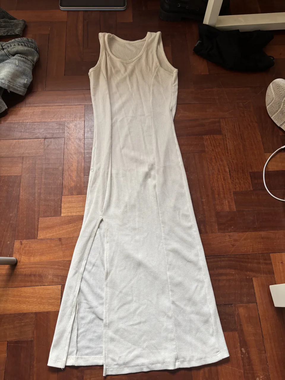 Vestido largo de morley, color crudo, con tajo lateral. Ideal para un look fresco o de playa