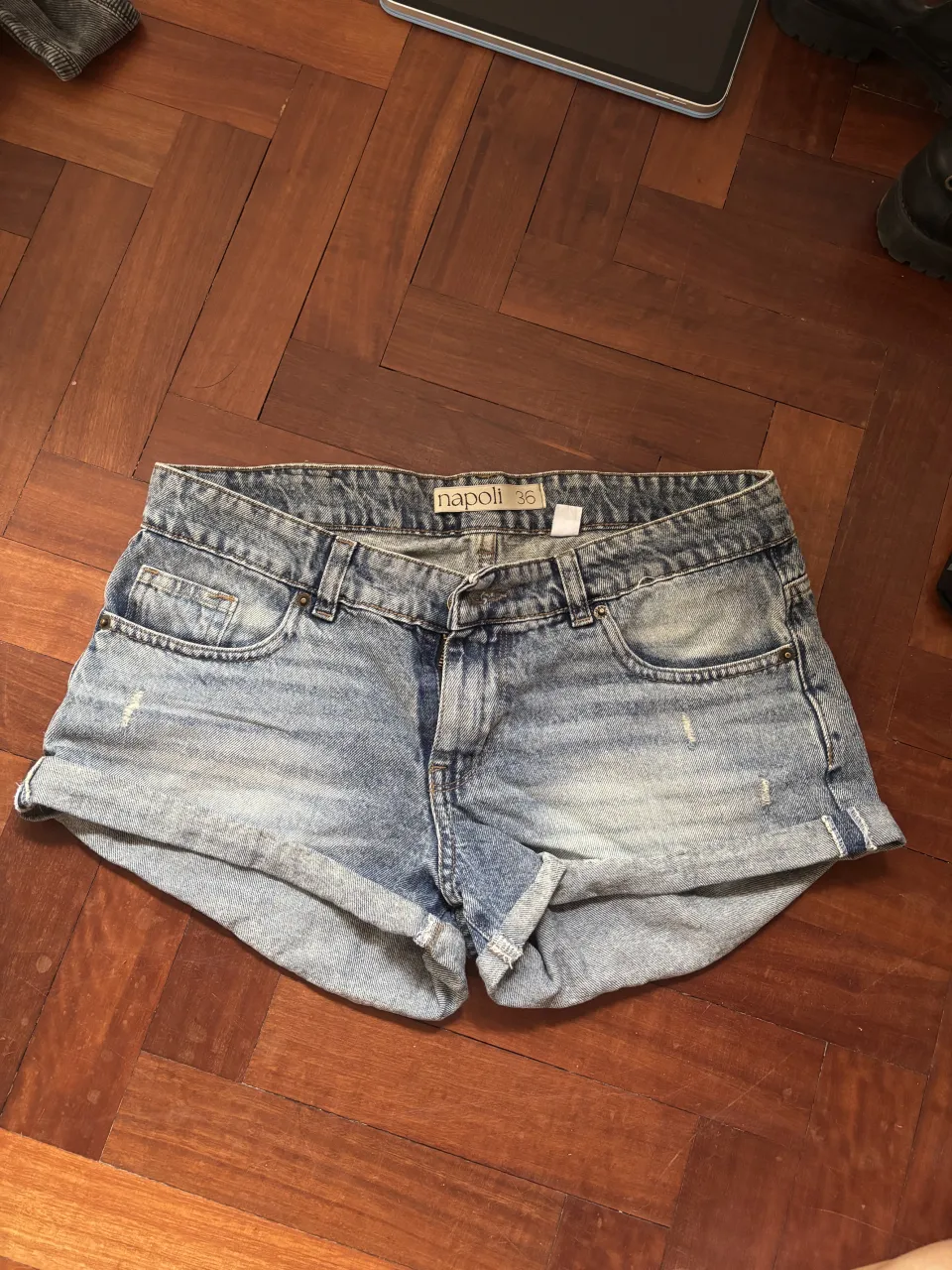 Short de jean tiro bajo, con dobladillos en la parte de abajo