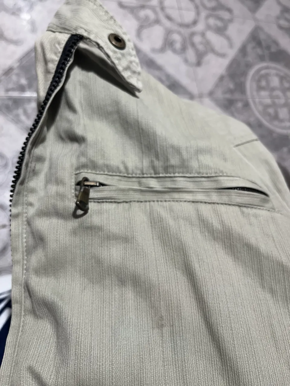 Campera de hombre color beige, con cuello mao, cierre al frente y bolsillos con cierre. Ideal para un look casual y moderno.