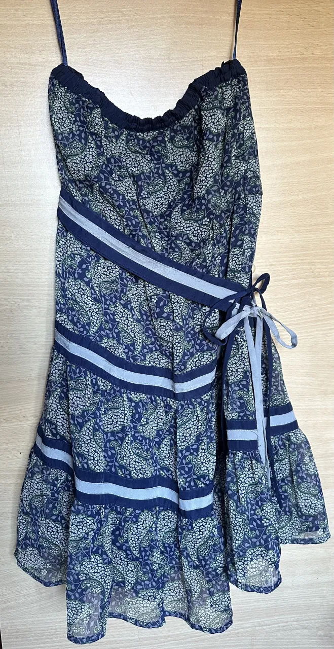 Vestido corto estampado strapless con lazo. Ideal para un look fresco y bohemio.