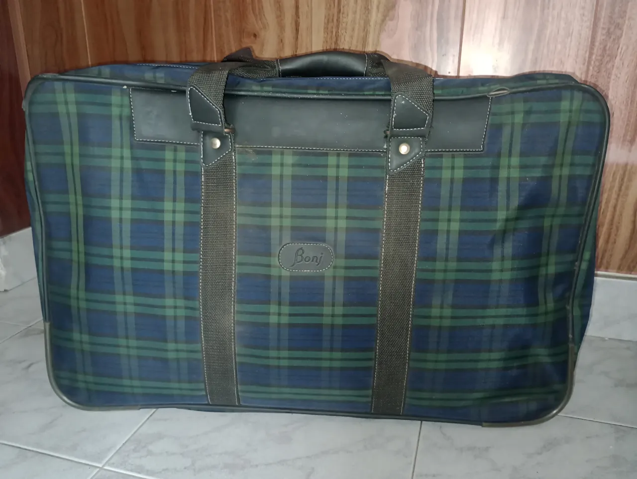 Equipaje de mano vintage con diseño escocés en tonos azules y verdes. Ideal para viajes cortos o como accesorio de moda retro.