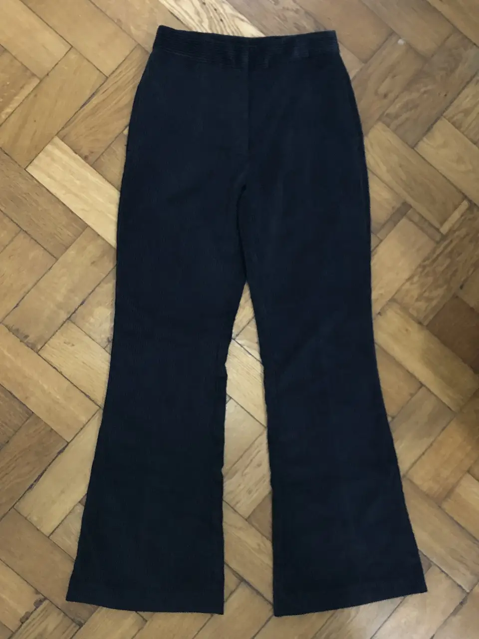 Pantalón de vestir ZARA. Color negro, de corderoy, tiro alto y corte campana. Talle XS. Perfecto estado y excelente calce. 