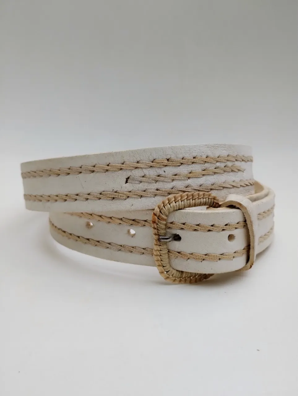 Cinturón de cuero crudo. Mide 122 cm de largo (incluida la hebilla) y 3 cm de ancho. 