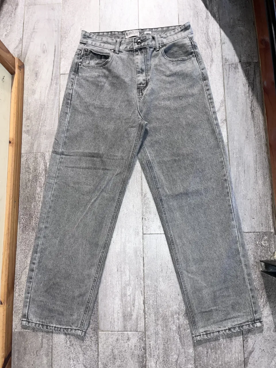 Jean gris baggy con cinco bolsillos y cierre. Comprado en Chile, tiene una pequeña mancha muy chica q no se nota