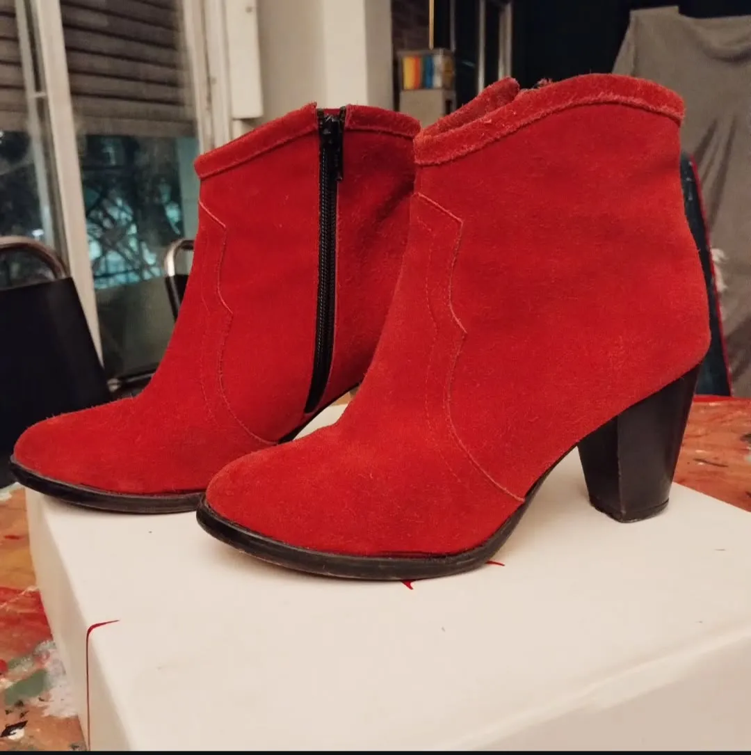 Botas Justa osadía 
texanas de caña baja color rojo pasión ❤️‍🔥
gamuza, excelente estado
talle 37 - imagen 1