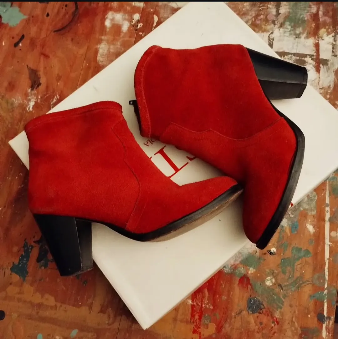 Botas Justa osadía 
texanas de caña baja color rojo pasión ❤️‍🔥
gamuza, excelente estado
talle 37 - imagen 2
