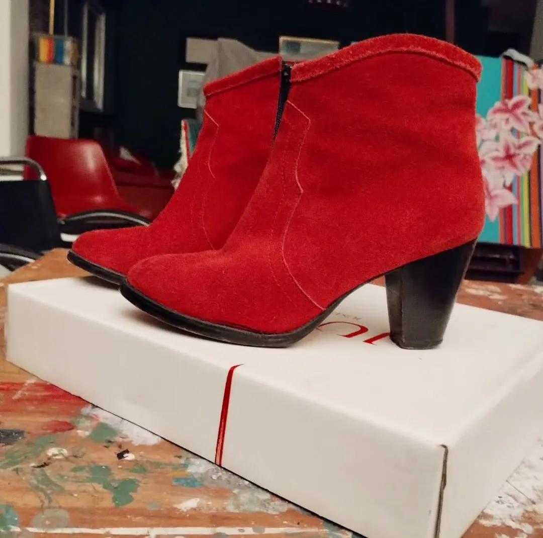 Botas Justa osadía 
texanas de caña baja color rojo pasión ❤️‍🔥
gamuza, excelente estado
talle 37 - imagen 3