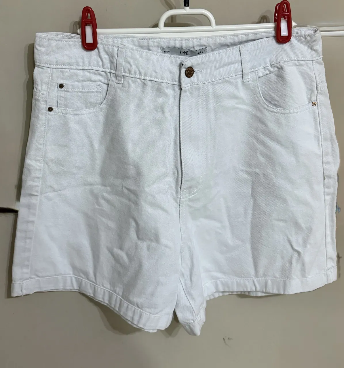 Short de jean blancos, tiro alto, con bolsillos delanteros y traseros.32/42