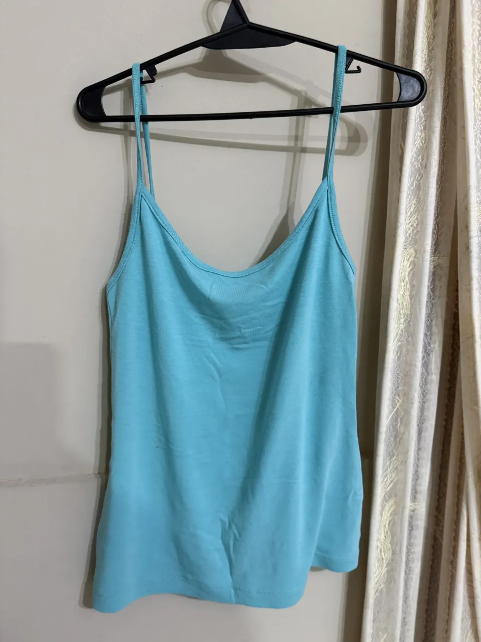Musculosa de breteles finos color celeste.