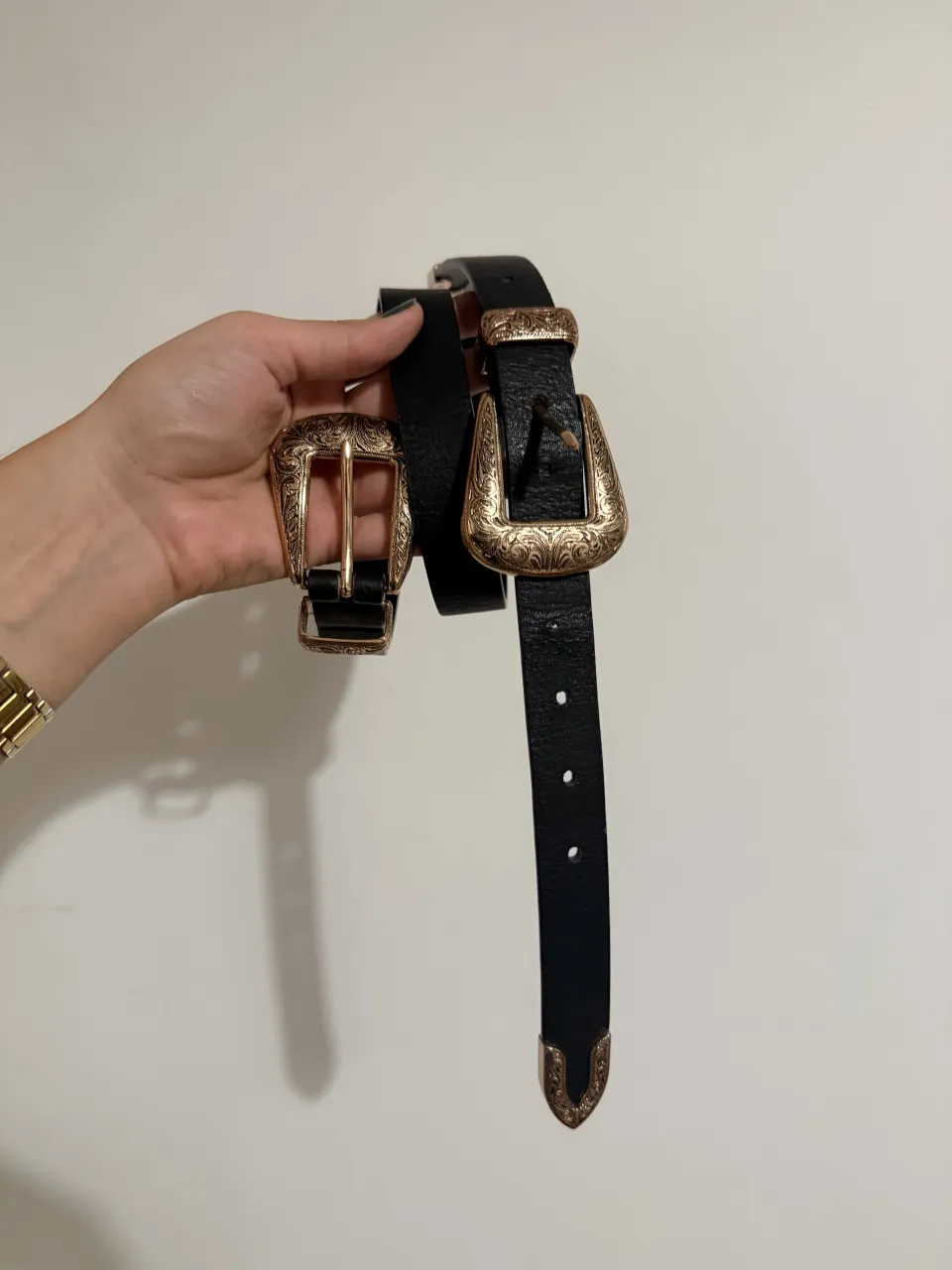 Cinturón negro con hebilla y detalles metálicos dorados con grabado. LARGO APROX 95cm