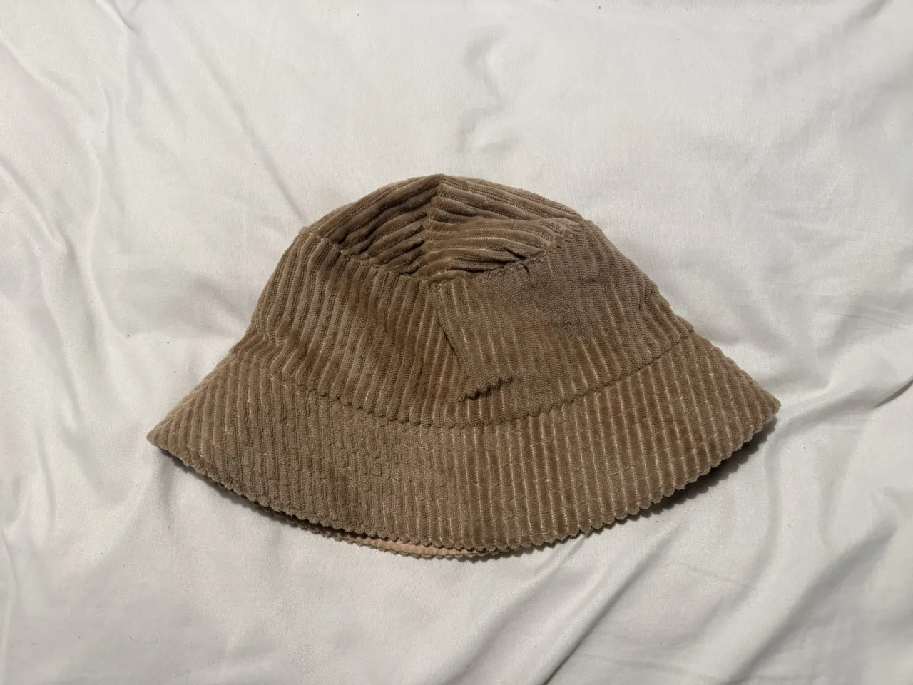Gorro tipo pescador de pana con costuras verticales. PILUSO TIPO DE CORDEROY