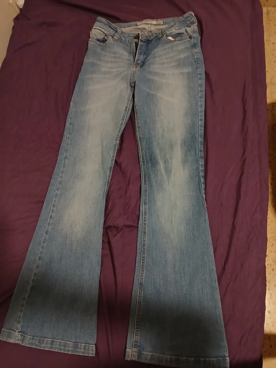 Jeans de tiro medio efecto desgastado. Poseen bolsillos delanteros y traseros. Talle 42, pero es bastante chico, abarca para un 36/38 también.