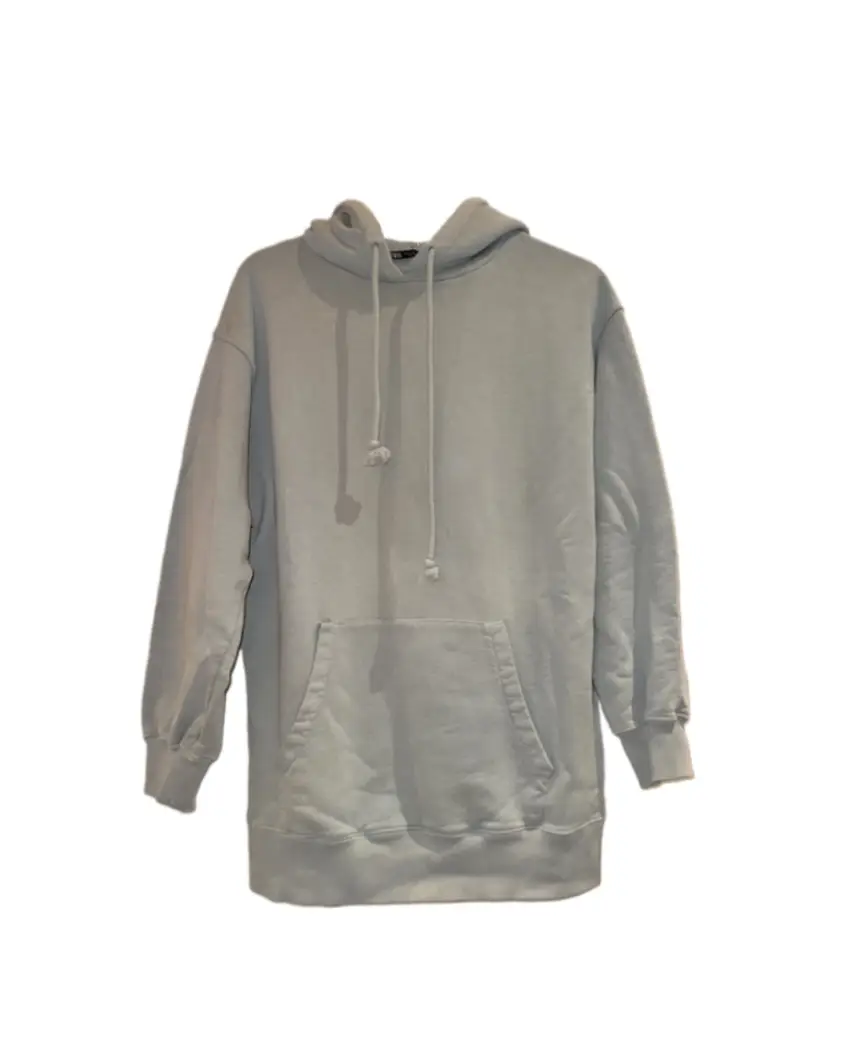 Buzo unisex de Zara, color celeste, con capucha y bolsillo tipo canguro.