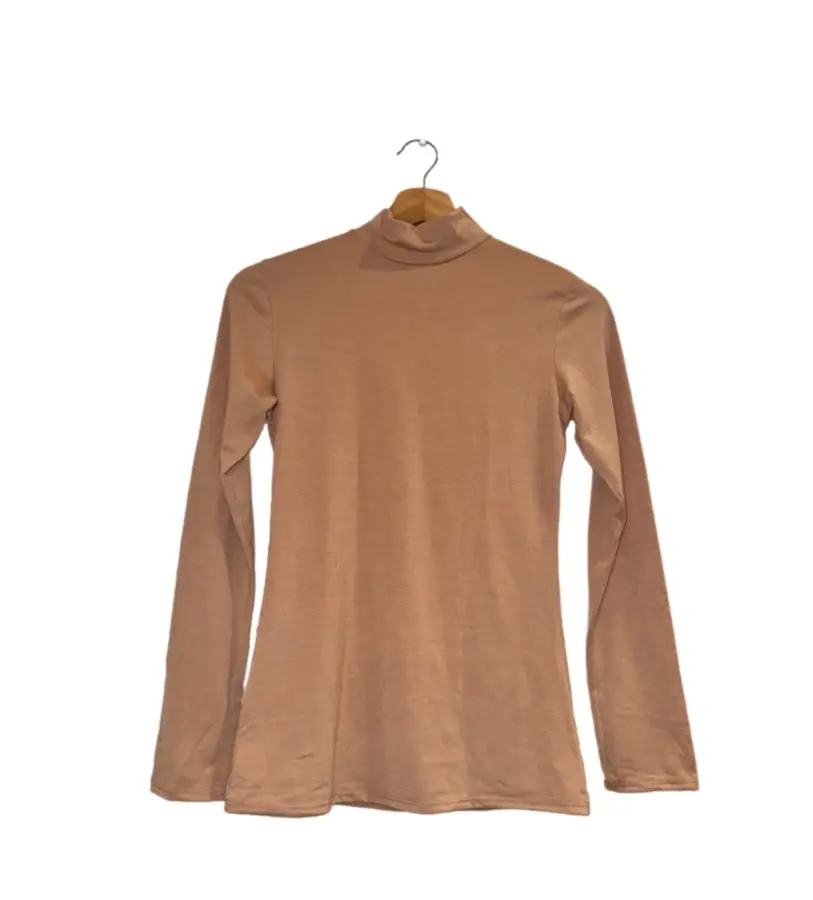 Remera de cuello alto color beige. 
