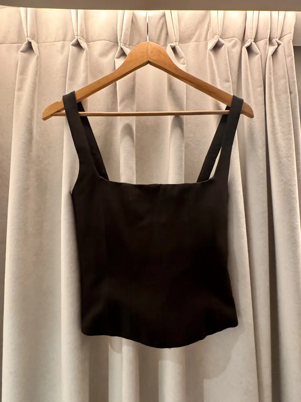 Top negro con breteles anchos y escote cuadrado.