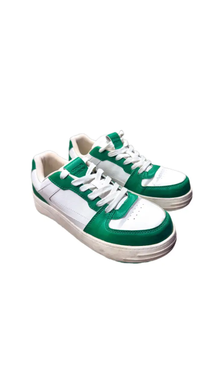 Zapatillas color blanco con detalles en verde. Unisex