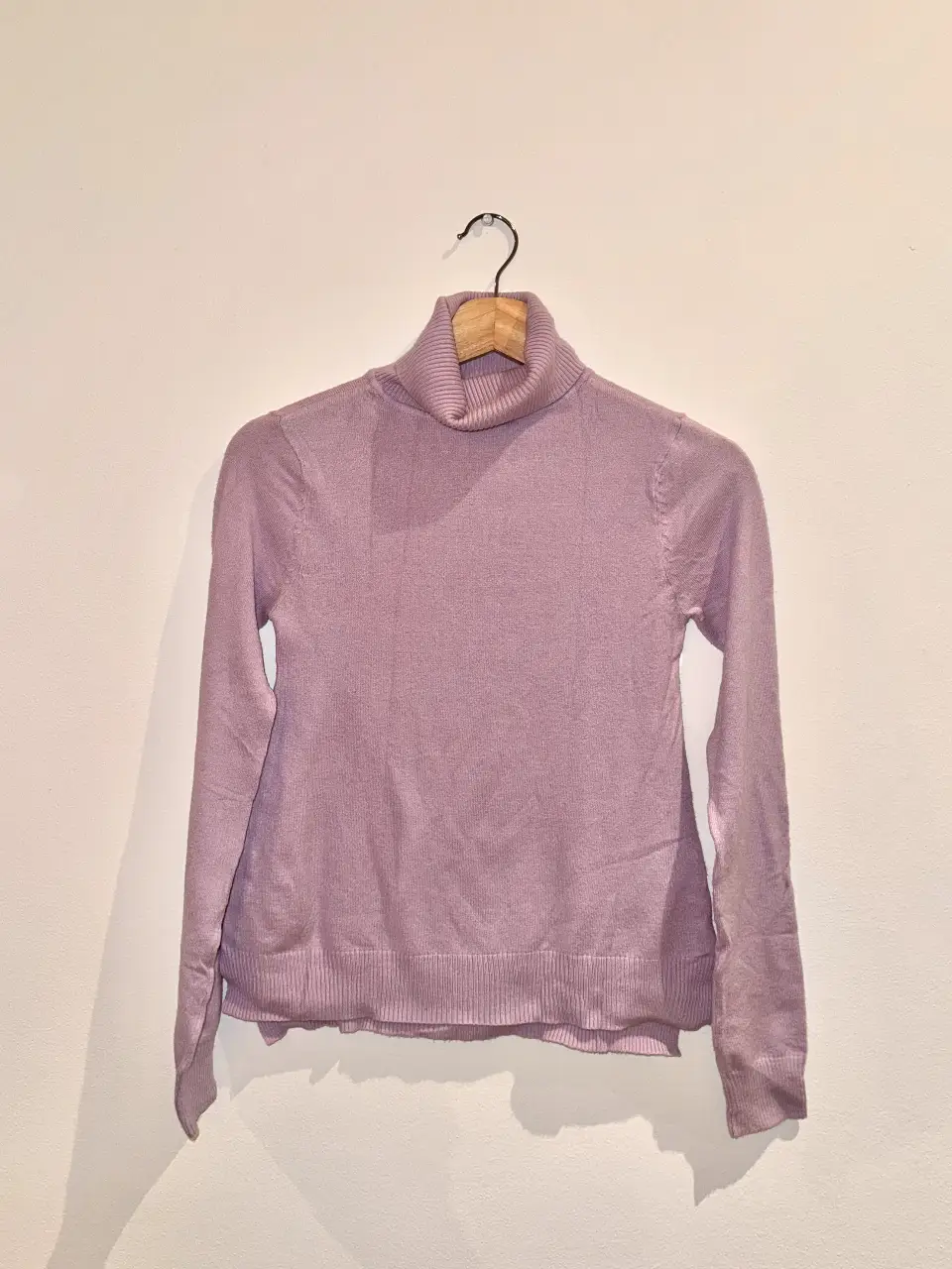 Sweater de lana cuello alto color lila. Marca: Bluesteel Basics.