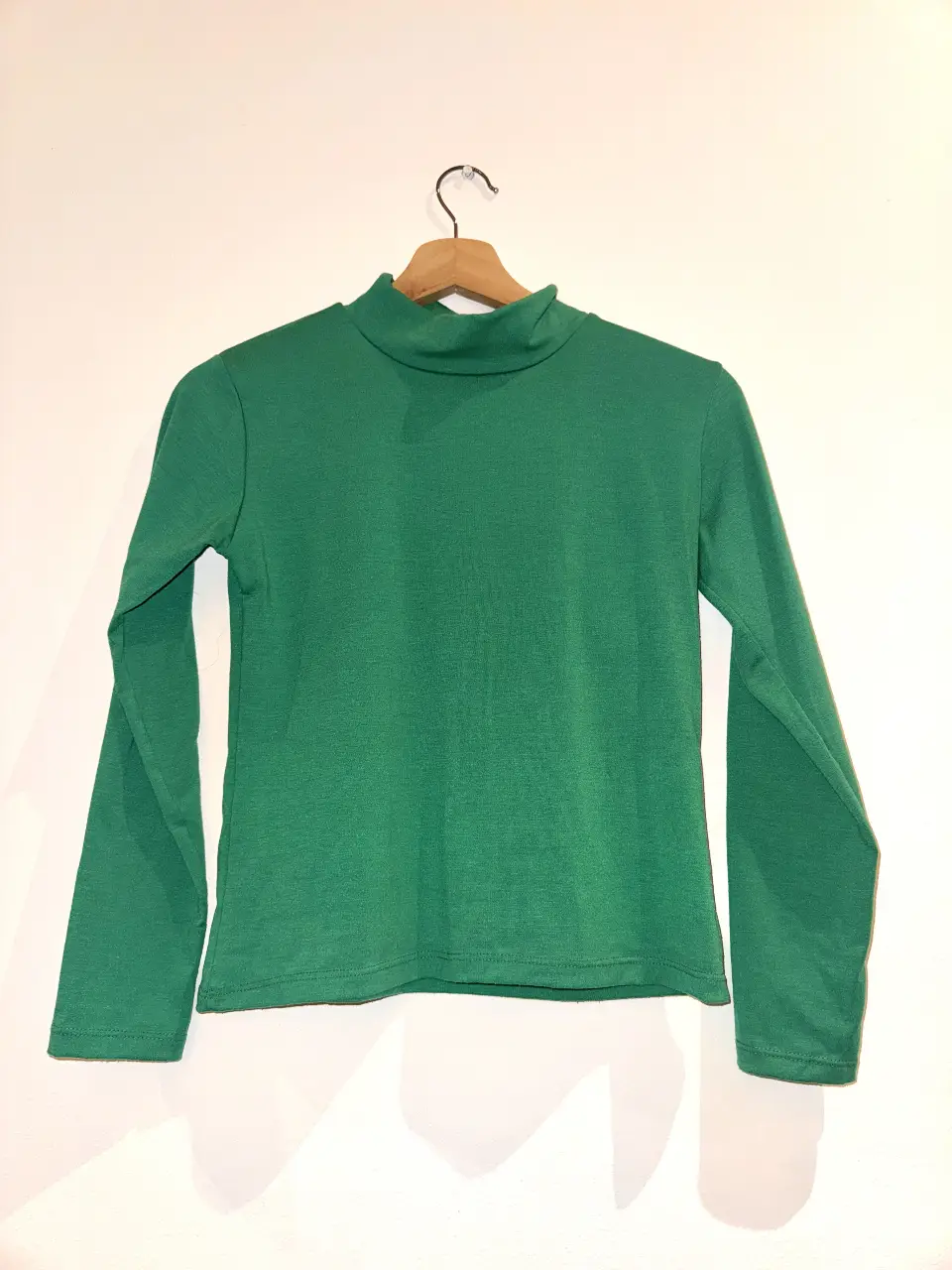 Remera de manga larga para mujer, de cuello alto, color verde. 