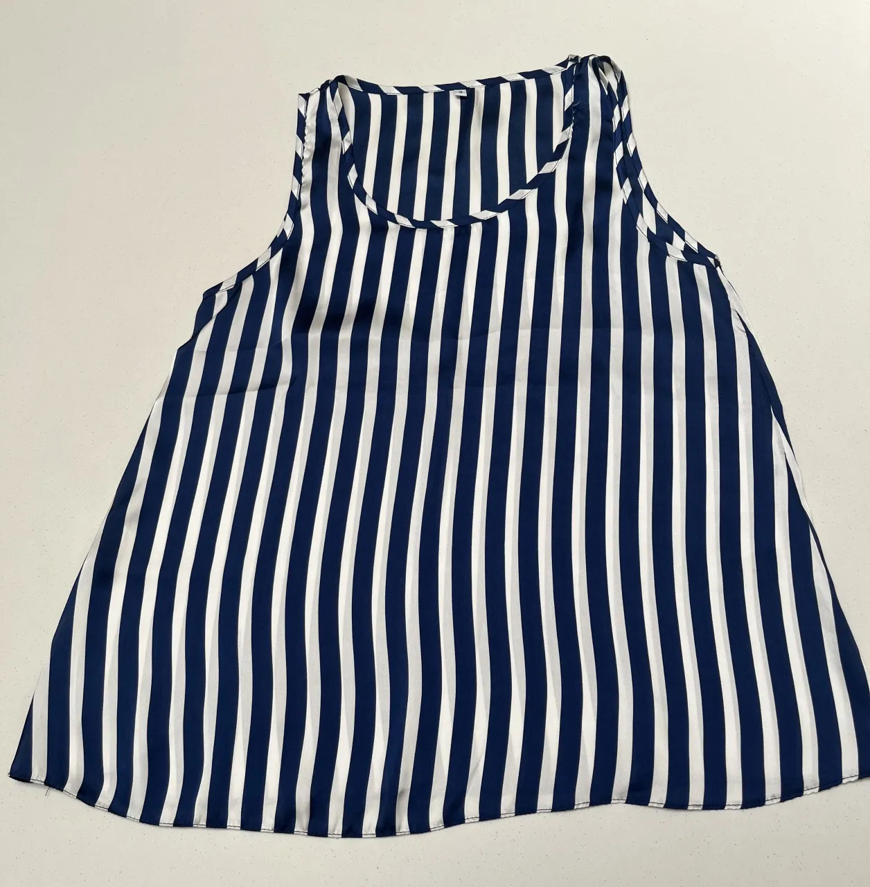 Musculosa a rayas azules y blancas, ideal para un look casual y fresco. Perfecta para los días de calor o para combinar con otras prendas.