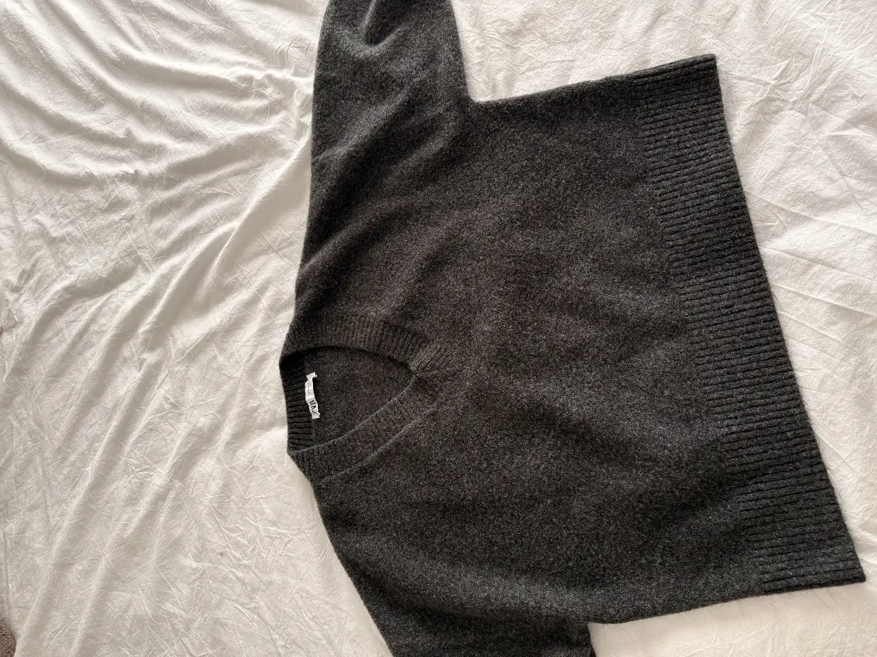 Sweater de lana gris oscuro de la marca Zara, talle XL. Ideal para un look casual y abrigado.