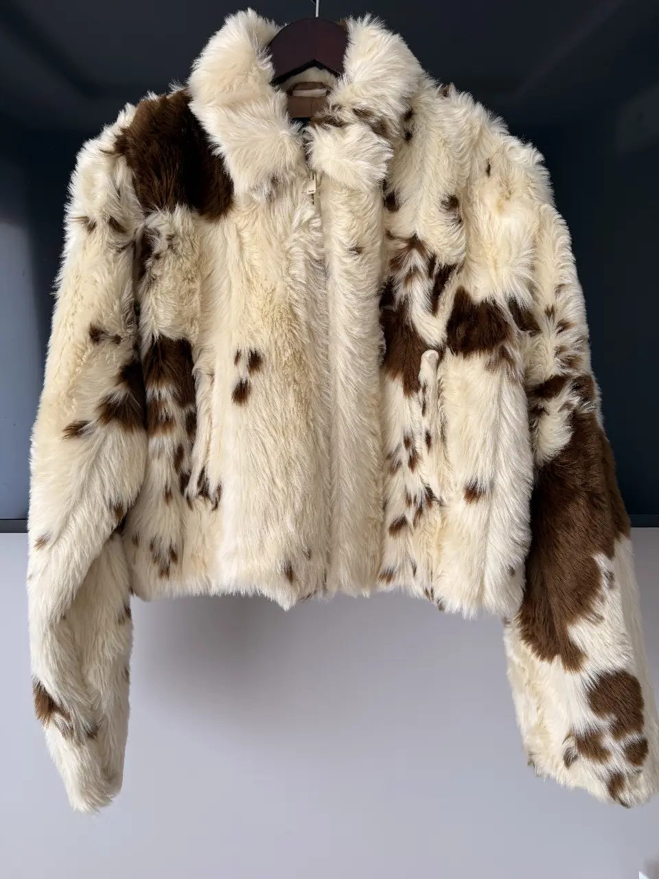 Campera de piel sintética con estampado de vaca, estilo retro. Ideal para un look canchero y abrigado. Marca Zara, talle L.