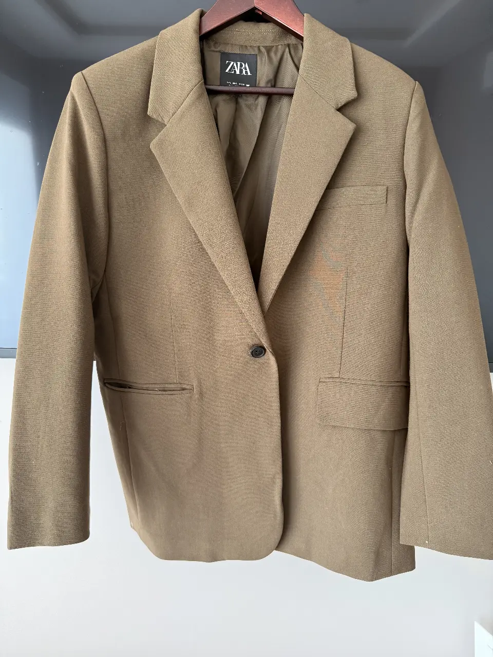 Blazer de mujer Zara, color verde oscuro, talle L. Ideal para un look elegante y moderno. Perfecto para combinar con diferentes outfits.