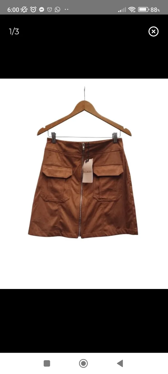 Pollera marrón con cierre metálico al frente y dos bolsillos con solapa en la parte superior.