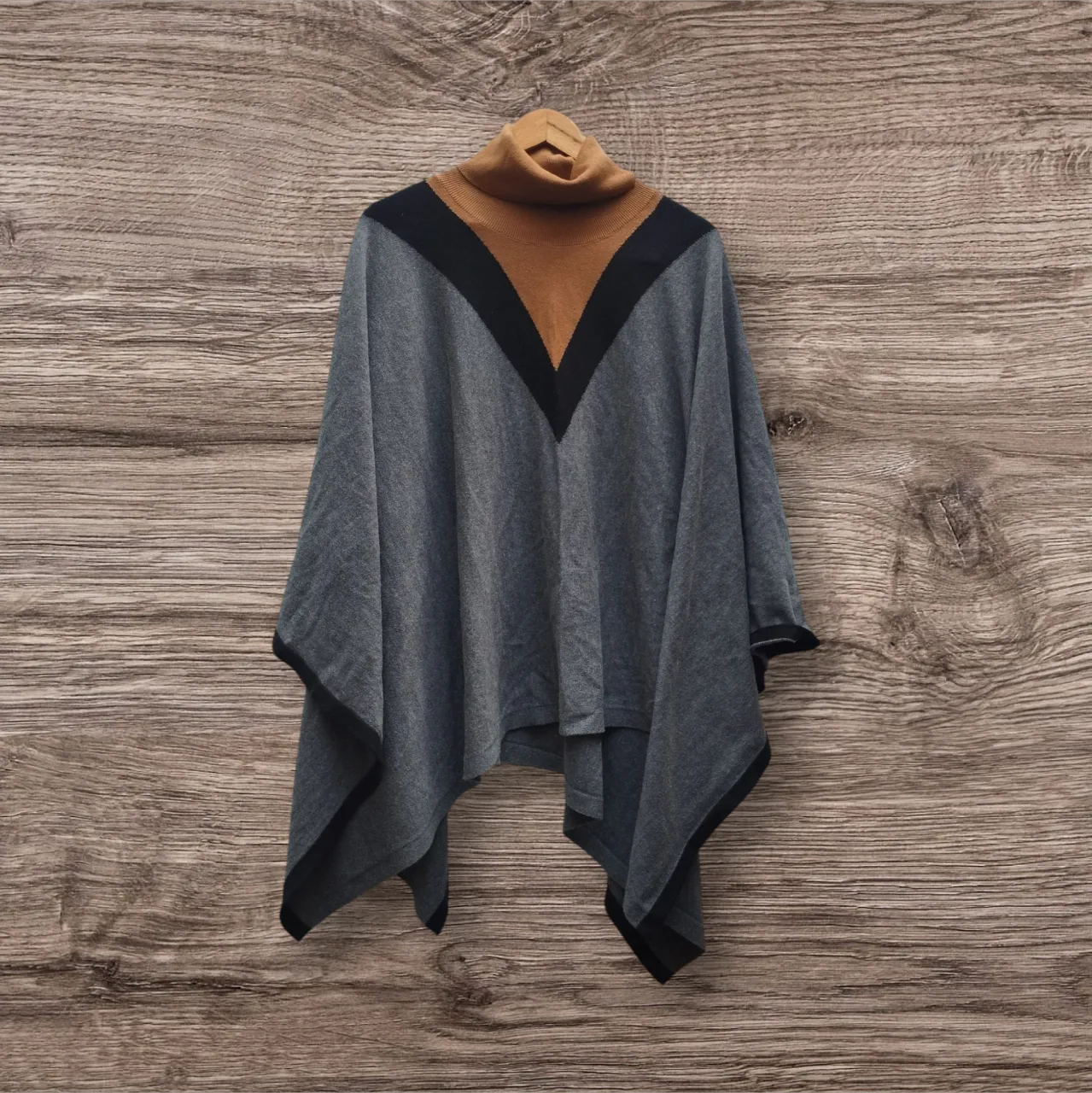 Poncho Clara Ibarguren - imagen 1
